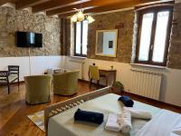A television and/or entertainment centre at B&B QUINTARELLI
