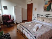 A bed or beds in a room at B&B QUINTARELLI