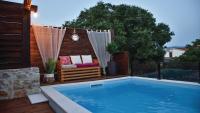 Bazén v ubytování Stone villa Pietra with pool nebo v jeho okolí