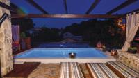 Bazén v ubytování Stone villa Pietra with pool nebo v jeho okolí