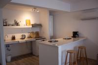 Kuchyň nebo kuchyňský kout v ubytování Aloha Suites