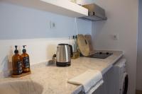 Kuchyň nebo kuchyňský kout v ubytování Aloha Suites