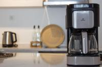 Příslušenství pro přípravu čaje a kávy v ubytování Aloha Suites