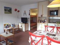 Telewizja i/lub zestaw kina domowego w obiekcie Studio cabine cosy au centre de Villard-de-Lans, 4 pers, balcon sud, proche commodités et navettes - FR-1-689-41