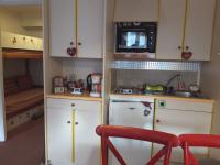 Kuchnia lub aneks kuchenny w obiekcie Studio cabine cosy au centre de Villard-de-Lans, 4 pers, balcon sud, proche commodités et navettes - FR-1-689-41