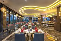 Un restaurante u otro lugar para comer en Golden Lotus Grand Da Nang - Panoramic Rooftop Bar & Daily Afternoon Tea