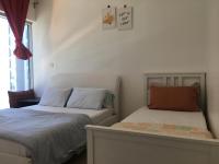 Postel nebo postele na pokoji v ubytování Octavius Holiday Home, Large 2 Bedroom Apartment near Global Village & Outlet Mall