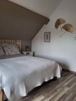 a bedroom with a bed with a white bedspread at Très bel appartement cosy en hyper centre in Romorantin