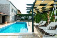 Bazén v ubytovaní Stone Villa Mia with pool alebo v jeho blízkosti