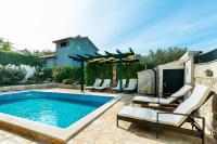 Bazén v ubytovaní Stone Villa Mia with pool alebo v jeho blízkosti