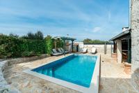 Bazén v ubytovaní Stone Villa Mia with pool alebo v jeho blízkosti