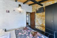 Posteľ alebo postele v izbe v ubytovaní Stone Villa Mia with pool