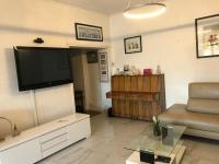 Telewizja i/lub zestaw kina domowego w obiekcie Maison, 2chambres, gde terrasse, prox SNCF, friche et Vieux Port
