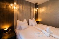 Łóżko lub łóżka w pokoju w obiekcie Hotel Szatmári & Étterem Jászberény
