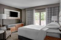 Bluegreen's Bayside Resort and Spa at Panama City Beachにあるベッド