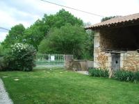 Ogród w obiekcie Maison de Charme avec Jardin, Proche La Rochefoucauld, Wifi, Ping-Pong, et Equipement Bébé - FR-1-653-35