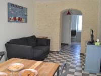 Posedenie v ubytovaní Gîte rénové avec piscine chauffée, sauna, fitness et jardin à Salles-de-Barbezieux - FR-1-653-218
