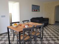Posedenie v ubytovaní Gîte rénové avec piscine chauffée, sauna, fitness et jardin à Salles-de-Barbezieux - FR-1-653-218