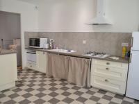 Kuchyňa alebo kuchynka v ubytovaní Gîte rénové avec piscine chauffée, sauna, fitness et jardin à Salles-de-Barbezieux - FR-1-653-218