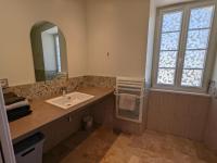 Kúpeľňa v ubytovaní Gîte rénové avec piscine chauffée, sauna, fitness et jardin à Salles-de-Barbezieux - FR-1-653-218