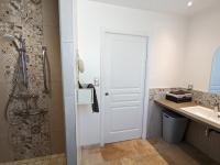 Kúpeľňa v ubytovaní Gîte rénové avec piscine chauffée, sauna, fitness et jardin à Salles-de-Barbezieux - FR-1-653-218