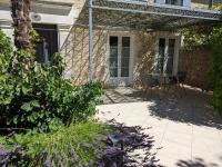 Vonkajšia záhrada v ubytovaní Gîte rénové avec piscine chauffée, sauna, fitness et jardin à Salles-de-Barbezieux - FR-1-653-218