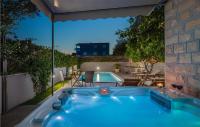 Bazén v ubytovaní Nice Home In Kastel Novi With Jacuzzi alebo v jeho blízkosti