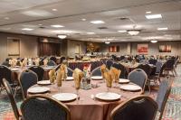 Ein Restaurant oder anderes Speiselokal in der Unterkunft Holiday Inn Hotel &amp; Suites Council Bluffs by IHG 