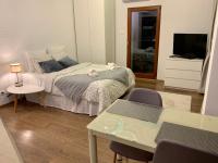 Łóżko lub łóżka w pokoju w obiekcie City view Wellness Apartment swim&steam&relax