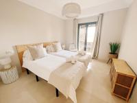 Postel nebo postele na pokoji v ubytování Sotogrande Alboaire- Waterfront luxury 4 bedroom Apt in the Marina of Sotogrande
