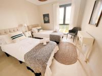 Postel nebo postele na pokoji v ubytování Sotogrande Alboaire- Waterfront luxury 4 bedroom Apt in the Marina of Sotogrande