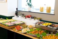 Un buffet con muchos tipos diferentes de comida en una mesa. en Hotel Pacific, en Roma