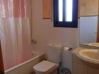 Kúpeľňa v ubytovaní Casa cerca del mar con piscina, a/c opcional, admite mascotas, playa para perros, Deltebre - ES-184-17