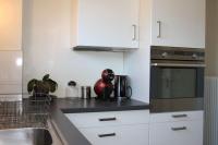 Kuchnia lub aneks kuchenny w obiekcie Superb Apt- Garden- 3 parkings, near Petite Venise !