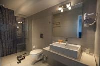 A bathroom at Frida Apartments