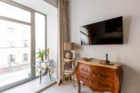 Televízia a/alebo spoločenská miestnosť v ubytovaní Apartament Wenecja Romantyczna - Młyn Maria - Art Apartments