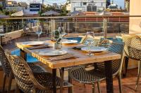 En restaurant eller et andet spisested på Theos Village Apartments