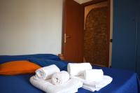 A bed or beds in a room at DOMUS - DORMIRE A VEROLI - casa vacanza b&b