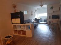 Telewizja i/lub zestaw kina domowego w obiekcie MARSEILLAN-PLAGE Appartement Coeur de sable