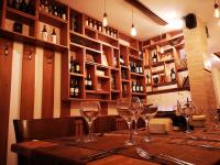 ein Tisch in einem Restaurant mit Weingläsern darauf in der Unterkunft Grand Monastery Private Apartments in Pamporowo