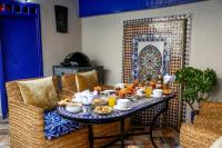 un tavolo con cibo in un soggiorno di Riad Alech a Essaouira