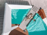 Bazén v ubytovaní Infinity Blue Suites & Spa alebo v jeho blízkosti