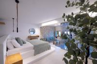 Bazén v ubytovaní Infinity Blue Suites & Spa alebo v jeho blízkosti