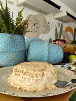 una torta seduta su un piatto su un tavolo di Açu Hotel a São João da Barra