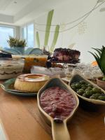 una tavola con torte e altri prodotti alimentari di Açu Hotel a São João da Barra