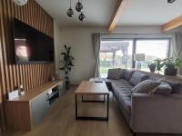 TV a/nebo společenská místnost v ubytování Lake HouseLubniewice domek całoroczny z jacuzzi blisko jeziora