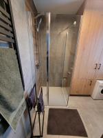 Koupelna v ubytování Lake HouseLubniewice domek całoroczny z jacuzzi blisko jeziora
