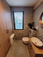 Koupelna v ubytování Lake HouseLubniewice domek całoroczny z jacuzzi blisko jeziora