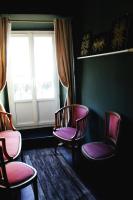 a room with three chairs and a window at Eau Berges in Vicdessos