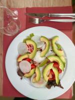 Un plato de comida con cebollas y verduras en una mesa. en Poshtel Bilbao - Premium Hostel, en Bilbao